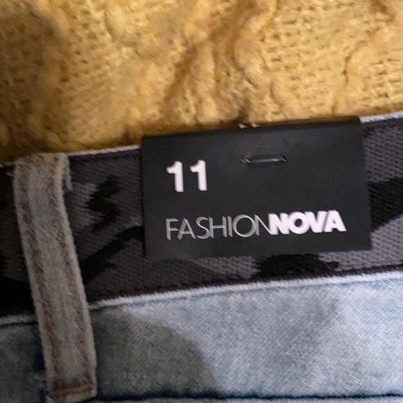 NWT Fashion Nova Distressed Jean Shorts Size 11 - Picture 3 of 3